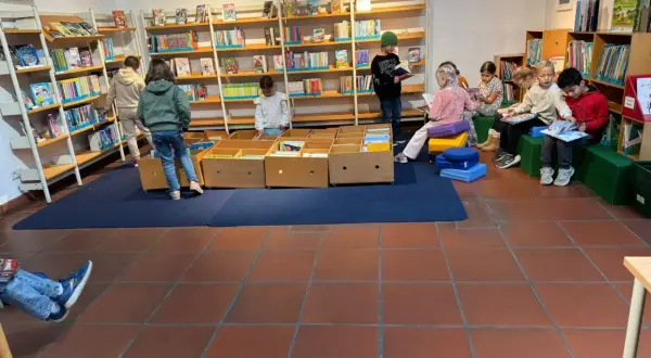 Kinder entdecken in der Bibliothek Wiehl spannende Bücher.