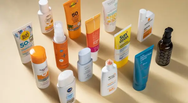 Sonnencremes mit Diethylamino Hydroxybenzoyl Hexyl Benzoate für den Schutz vor UV-Strahlung.