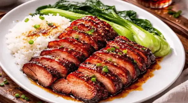 Skivat, glaserat fläskkött med ris och grönsaker. Perfekt när man vill veta att man kan steka i sesamolja för extra smak.