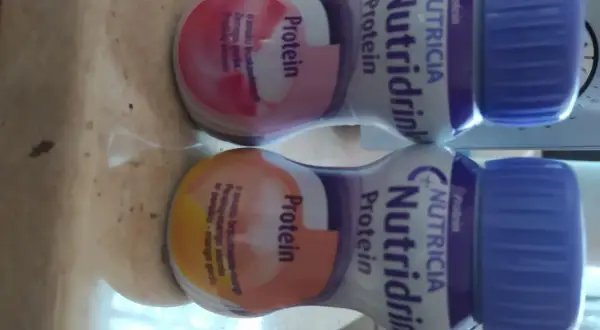 Dwa napoje Nutridrink Protein o różnych smakach, wspierające tycie.