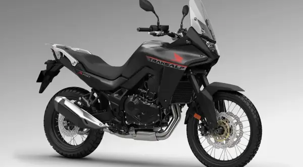 Honda Transalp 750 negra, lista para la aventura. Su peso es ideal para dominar cualquier terreno.