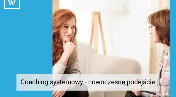 Kobieta z rudymi włosami słucha uważnie podczas sesji. Coaching systemowy pomaga odkryć nowe perspektywy.