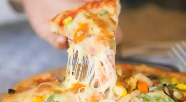 Jak odgrzać pizzę w mikrofali bez gumowatego ciasta i smaku
