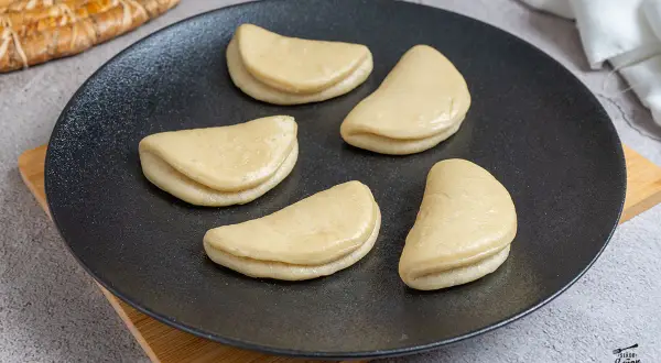 Cinco panes bao crudos listos para cocinar. Una receta fácil de pan bao para disfrutar en casa.