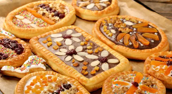 Oryginalny mazurek wielkanocny: różnorodne, pyszne wypieki z bakaliami, czekoladą i kolorową posypką.