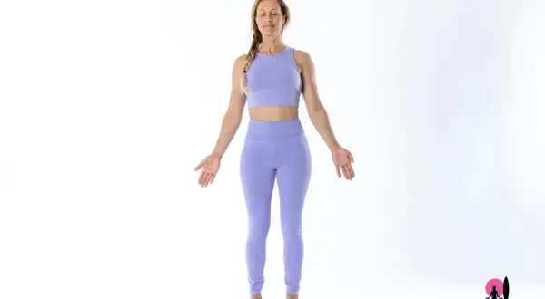 Donna in posizione della montagna yoga, con occhi chiusi e braccia aperte.