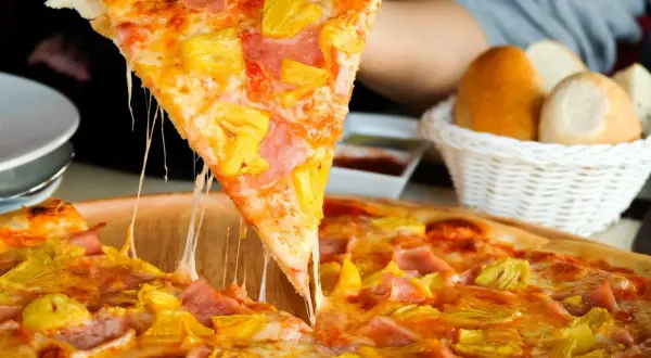 Czy pizza hawajska to pizza? Kontrowersje i kulinarne opinie