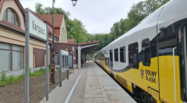Pociąg Dolny Śląsk na stacji Karpacz. Cisza na peronie, jakby zapowiadała strajk maszynistów.