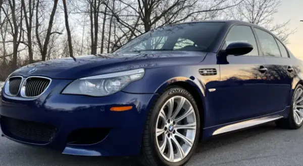 BMW M5 z silnikiem V10 - ikona osiągów i innowacji w motoryzacji