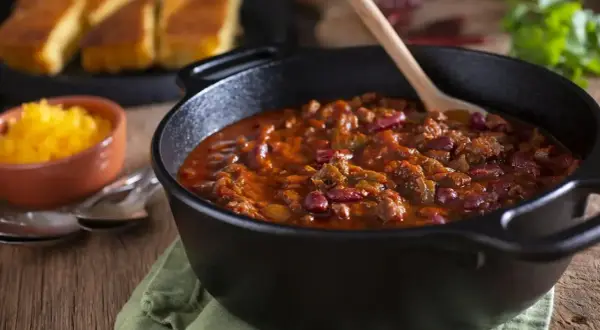 Gulasz wieprzowy w garnku, z fasolą i mięsem. Idealne jakie przyprawy do gulaszu wieprzowego? Papryka, kminek, czosnek.
