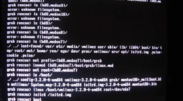 Pantalla de texto con comandos de GRUB en modo de rescate, intentando solucionar un problema de arranque.