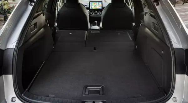 Otwarty bagażnik Toyoty Corolli kombi, z rozłożonymi siedzeniami, pokazuje jego przestronność. Idealny na wakacyjne wyjazdy, gdy liczą się wymiary bagażnika.