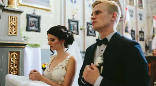 Para Młoda w kościele. Czy ksiądz może odmówić zgody na ślub w innej parafii? Pytanie to nurtuje wiele par.
