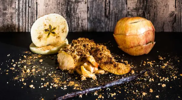 Ein köstlicher Apfel-Crumble mit Zimt, Äpfeln und einer Vanilleschote.