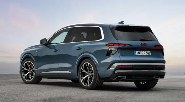 Niebieski Audi Q7 2026 z eleganckimi światłami LED i chromowanymi detalami, gotowy na nowe przygody.
