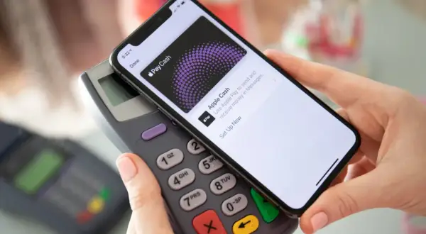 Zbliżasz telefon do terminala, aby zapłacić. To prosty sposób, jak płacić telefonem.