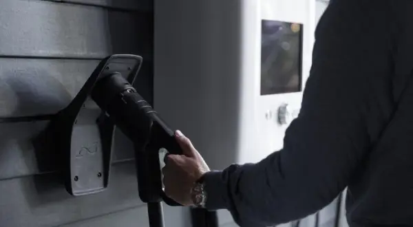 Jak ładować samochód elektryczny w domu - uniknij wysokich kosztów