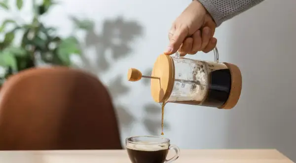 Versare caffè da una French press, un modo semplice per fare il caffè senza moka.