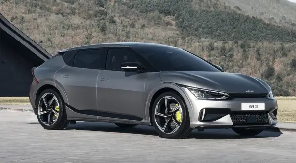 Szary Kia EV6 GT z żółtymi zaciskami hamulcowymi. Sprawdź atrakcyjną kia ev6 cena i wyposażenie.