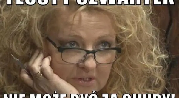Kobieta z kręconymi włosami i okularami mówi: "Tłusty Czwartek nie może być za chudy!".