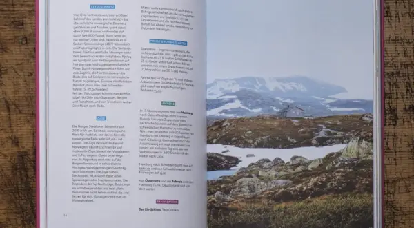 Ein kleines Haus in der norwegischen Berglandschaft, Schnee und Felsen. Ein Zug durch Europa ist hier eine Reise wert.