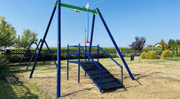 Park linowy w ogrodzie: Zbuduj bezpieczną frajdę dla dzieci!