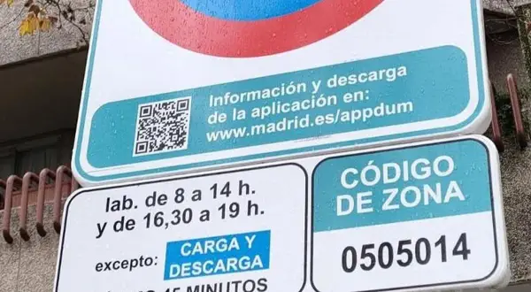 Se puede aparcar en zona verde, excepto carga y descarga. Horario: 8-14h y 16:30-19h. Máximo 45 min. Código de zona 0505014.