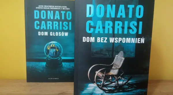 Książki Donato Carrisi: "Dom Głosów" i "Dom bez wspomnień". Kolejność czytania tych thrillerów z Pietro Gerberem wciągnie Cię w mroczne zagadki.