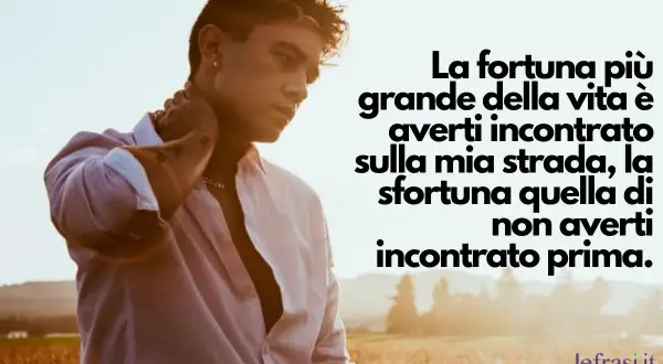 Un ragazzo con una camicia rosa, con una frase che dice cosa scrivere al proprio ragazzo: "La fortuna più grande della vita è averti incontrato sulla mia strada".