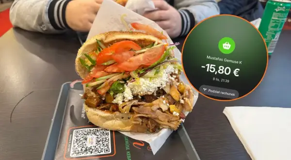 Pyszny kebab w Mustafas Gemüse K w Berlinie kosztuje 15,80 €. Obok rachunku widać świeże składniki i mięso.