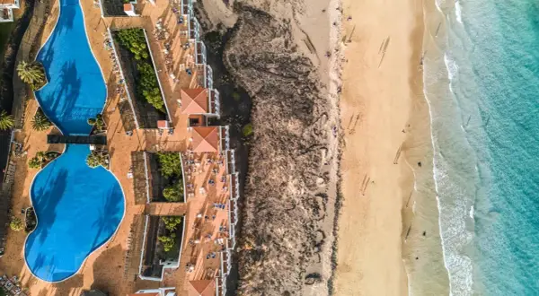 Widok z lotu ptaka na hotel TUI Magic Life Fuerteventura z basenami i plażą. Opinie o tym miejscu są zazwyczaj pozytywne.
