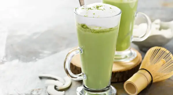 Dwa pyszne matcha latte z pianką i posypką z zielonej herbaty. Zastanawiasz się, matcha latte gdzie kupić?