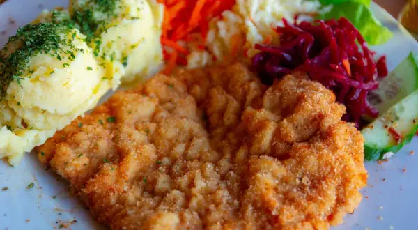 Kotlet schabowy z ziemniakami i surówkami. Sekret jak zrobić kotlety schabowe żeby były miękkie tkwi w panierce i smażeniu.