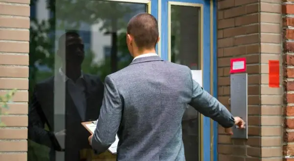 Czy windykator może wejść do domu? Poznaj swoje prawa!