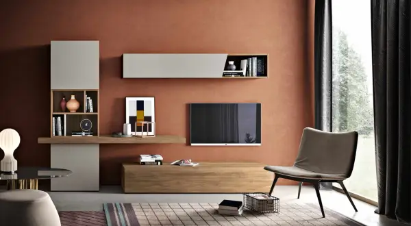 Tavola abbinamento colori: soggiorno moderno con mobili grigi e legno, parete color terracotta, poltrona antracite.