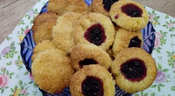 Pyszne ciastka z kleiku ryżowego, niektóre z dżemem. Idealne na deser.
