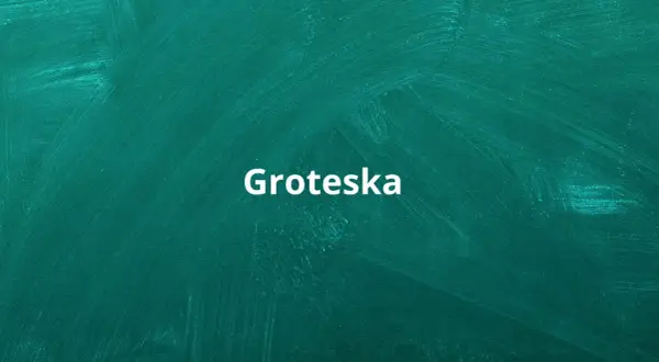 Biały napis "Groteska" na zielonej tablicy. To słowo opisuje coś dziwacznego, absurdalnego, co jest sednem groteski.