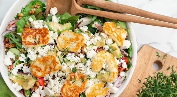 En härlig halloumi sallad med linser, avokado, fetaost och färska örter. Perfekt för en lätt lunch.