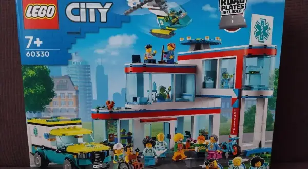 Zestaw LEGO City 60330: Szpital z karetką i helikopterem ratunkowym. Ratuj pacjentów w miejskim szpitalu!