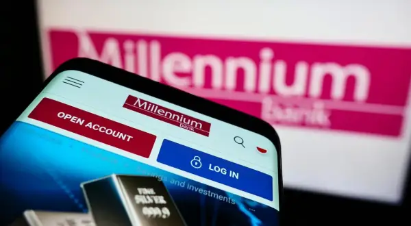 Telefon z aplikacją bankową Millennium. Można otworzyć konto lub się zalogować. Idealne rozwiązanie dla tych, którzy szukają debet Millennium 360.