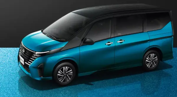 Nowy Nissan Serena w turkusowym kolorze, z czarnym dachem, prezentuje się elegancko na błyszczącym, niebieskim tle.