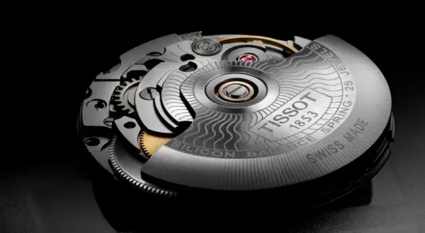 Mecanismo de reloj Tissot con el calibre Powermatic 80, mostrando engranajes y detalles grabados.