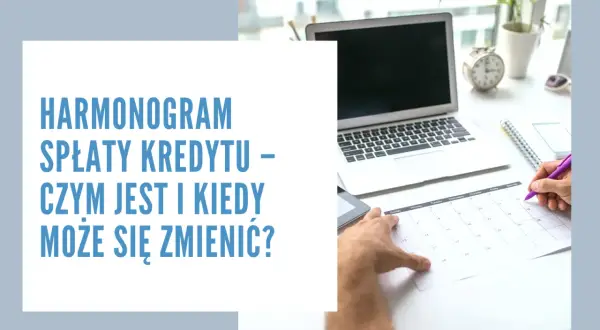 Ręka z fioletowym długopisem zaznacza datę w harmonogramie spłaty kredytu. Obok laptop, tablet i budzik.