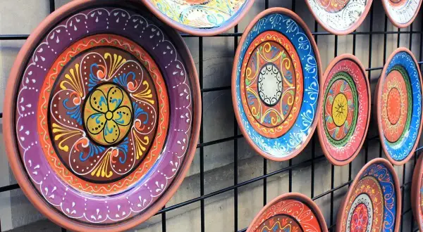 Kolorowe, ręcznie malowane talerze ceramiczne, idealne jako pamiątka – co przywieźć z Hiszpanii.
