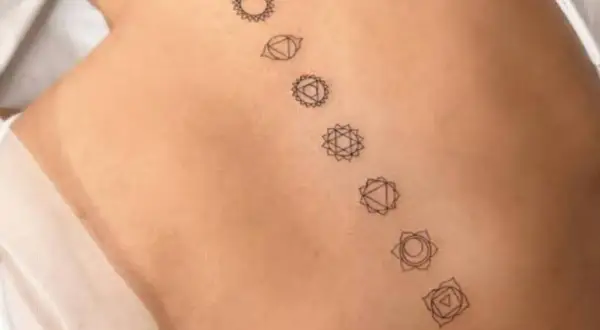 Tatuaż Czakry Serca: Znaczenie, Style i Inspiracje (Anahata)