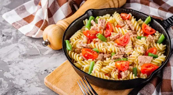 Makaron z tuńczykiem i pomidorkami, zieloną fasolką. Szybkie i pyszne danie, idealne, gdy zastanawiasz się, co na obiad z niczego.