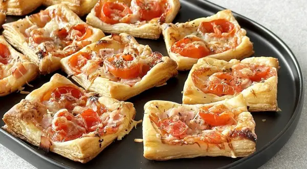 Pizzerinki z ciasta francuskiego z pomidorkami i serem. Idealne na szybką przekąskę.