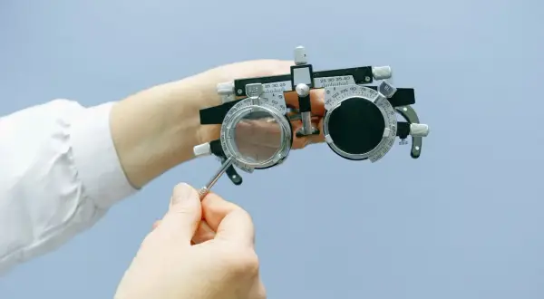 Badanie wzroku Vision Express: Wiarygodne? Optometrysta czy okulista?