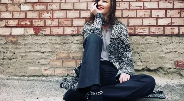 Jaką bluzkę do dzwonów wybrać, aby wyglądać stylowo i schludnie?