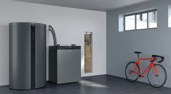 Nowoczesny piec na pellet Viessmann i zasobnik paliwa. Idealny, jaki piec na pellet do domu 120m2. Obok rower.